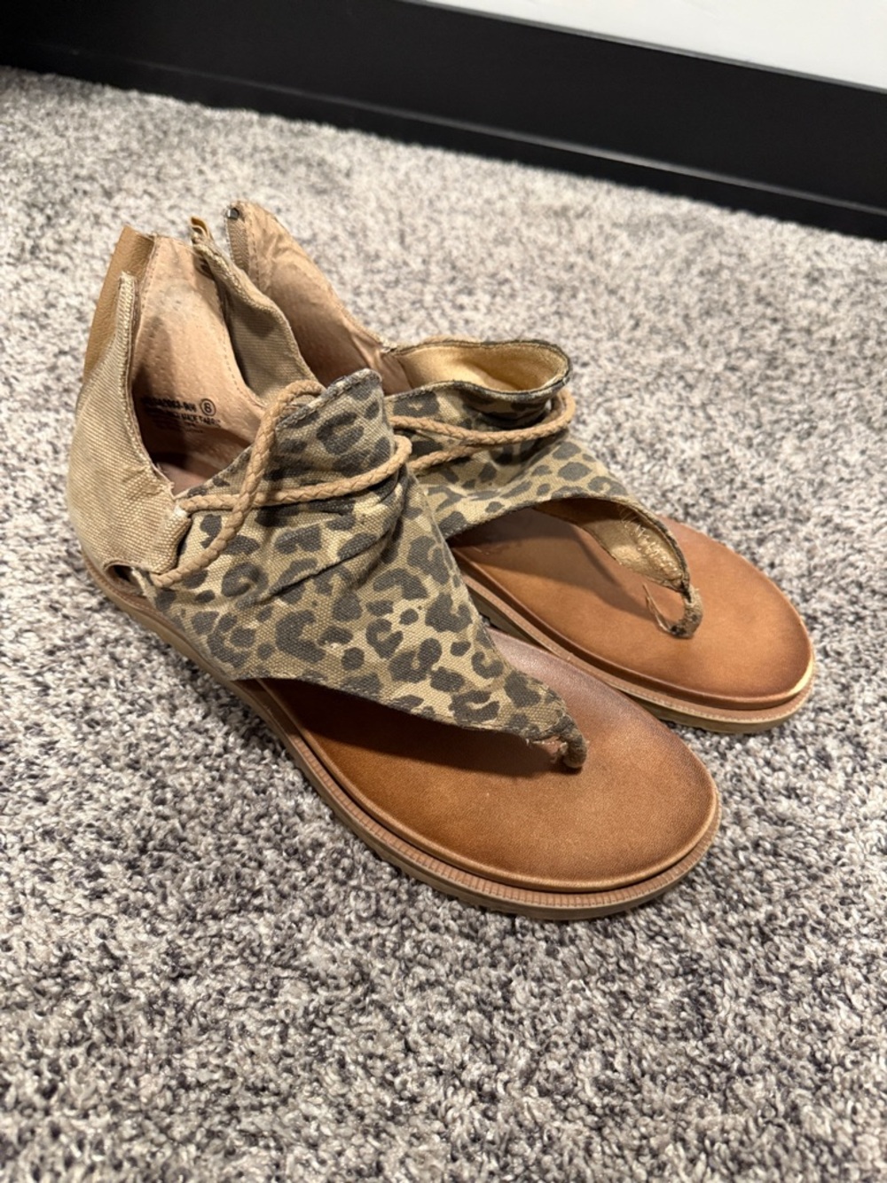 Very G Leopard Print Thong Sandals in Tan